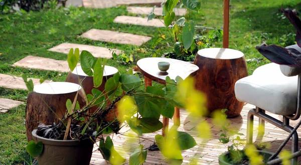 Du khách có thể ngắm cảnh, nghe nhạc và tổ chức BBQ tại khuôn viên Stop And Go Hotel Đà Lạt.
