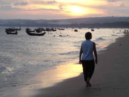 stroll-along-the-beach-at-mui-ne Mũi Né qua góc nhìn của du khách nước ngoài