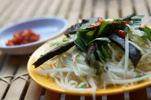 Xắp xắp sú kẹp nách món ăn đường phố Đà Lạt giá 10.000 - 15.000 đồng