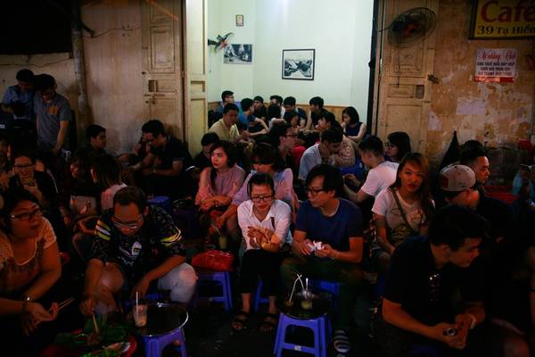 Không khí đông đúc tại các quán cà phê phố cổ