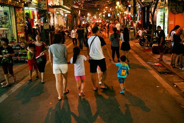 Tuyến phố đi bộ sầm uất thu hút du khách tại phố Tây Hà Nội