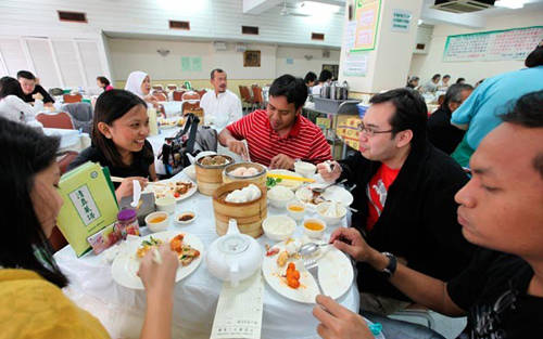 Nghệ thuật dim sum độc đáo có nguồn gốc từ Quảng Đông, miền nam Trung Quốc, nơi biến truyền thống Yum Cha thành một bữa ăn chính. Đối với nhiều người ở miền Nam Trung Quốc, Yum Cha là dịp để tụ họp gia đình cuối tuần. Các nhà hàng dim sum truyền thống thường phục vụ dim sum vào buổi chiều. Tuy nhiên các nhà hàng hiện đại phục vụ thực khách cả buổi tối. Thậm chí, dim sum còn được bán như món ăn vặt cầm tay tiện lợi cho học sinh và người đi làm bận rộn. Ảnh: CNN.