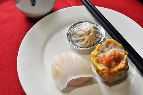 Har Gow (bánh bao tôm) và Shao Mai (bánh bao nhỏ với nhân thịt lợn, tôm hoặc cả hai) là hai dimsum truyền thống nhất. Trải nghiệm với Yum Cha sẽ không hoàn hảo nếu bạn không nếm thử hai loại dimsum tiêu chuẩn này. Ảnh: pbs.