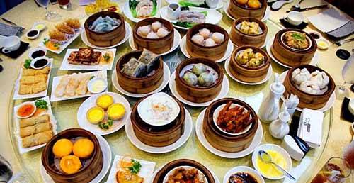 Một mình dim sum cũng có thể là một bữa ăn no đầy đủ với nhân tôm, thịt và các loại rau, món tráng miệng ngọt.