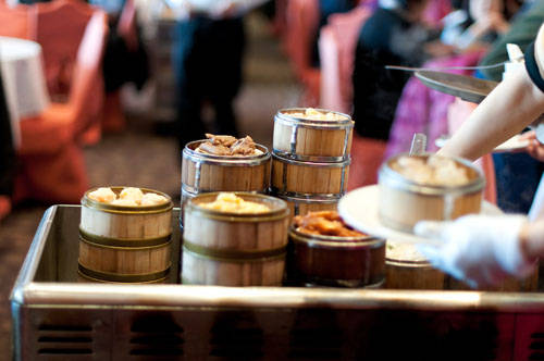Cách phục vụ dim sum cũng là điều đặc biệt khiến thực khách cảm thấy thích thú. Người phục vụ dim sum thường đẩy các xe có sẵn những xửng hấp dimsum chín, thực khách chỉ việc chọn loại mình muốn hoặc tự mình đến các xe dim sum để chọn. Ảnh: dembowski.