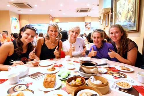 Hai quy tắc bất thành văn khi ăn dimsum: Đi ăn dimsum nên đi ăn nhiều người bởi càng nhiều người đi ăn dimsum bạn càng có cơ hội thử nhiều loại dimsum hơn. Và nên rót trà cho người khác trước khi rót đầy cốc của mình. Ảnh: Flickr.