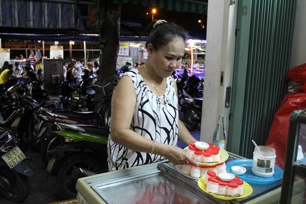 Sữa chua muối Đà Nẵng ăn kèm với muối là sự kết hợp chỉ Đà Nẵng mới có, khiến nhiều du khách đến đây tò mò tìm ăn thử.