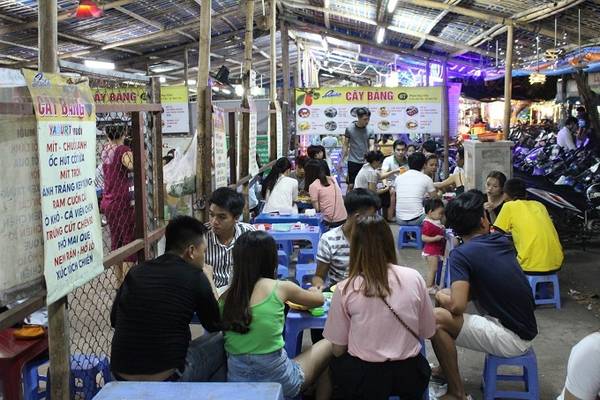 Làng sữa chua muối Đà Nẵng ở gần cầu Trần Thị Lý là địa chỉ nổi tiếng mà du khách sẽ được người bản địa giới thiệu.
