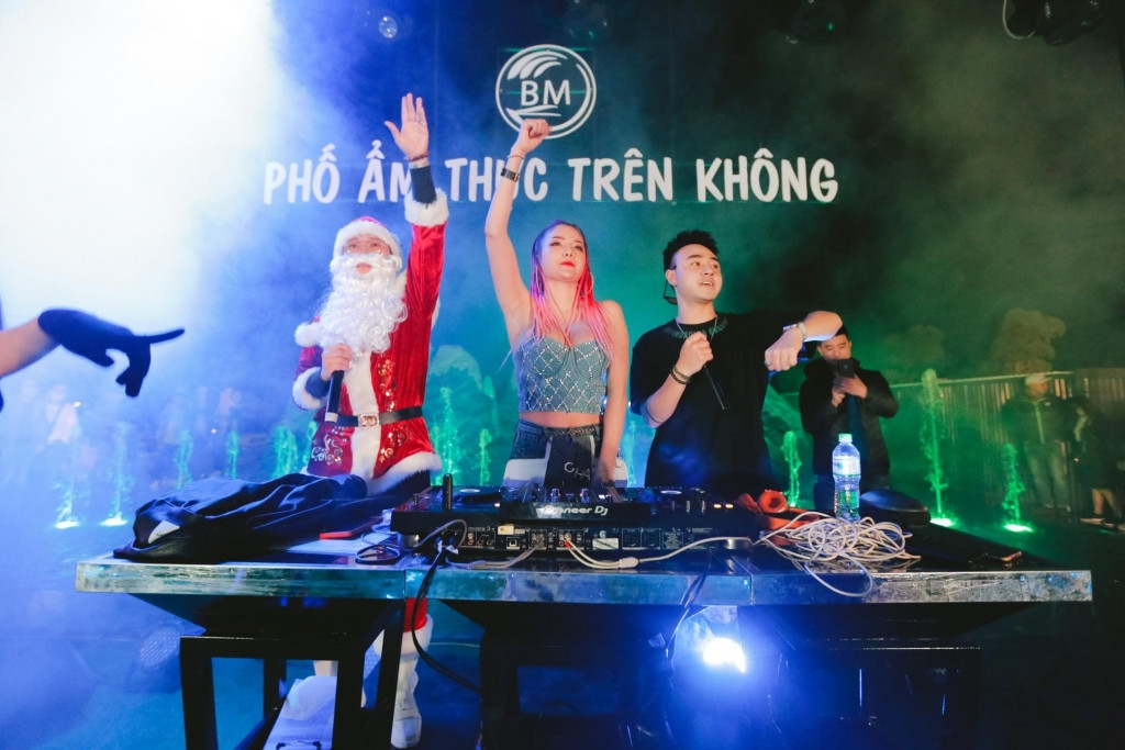 Bar ngoài trời tại Quảng trường Sun Carnival