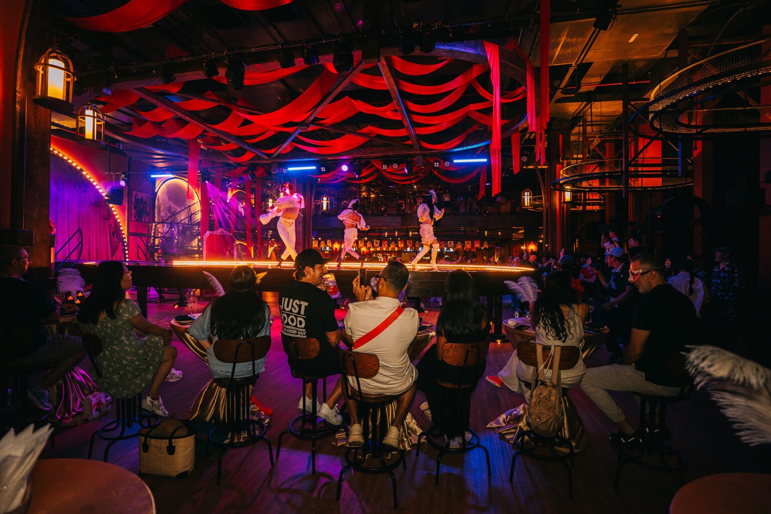 Trải nghiệm đeo mặt nạ khi xem show After Glow Bà Nà Hills chiều tối