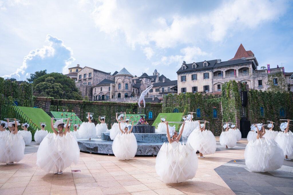 Fairy Blossom Bà Nà Hills nghệ sĩ xiếc cột Fairy Blossom Bà Nà Hills nghệ sĩ xiếc cột