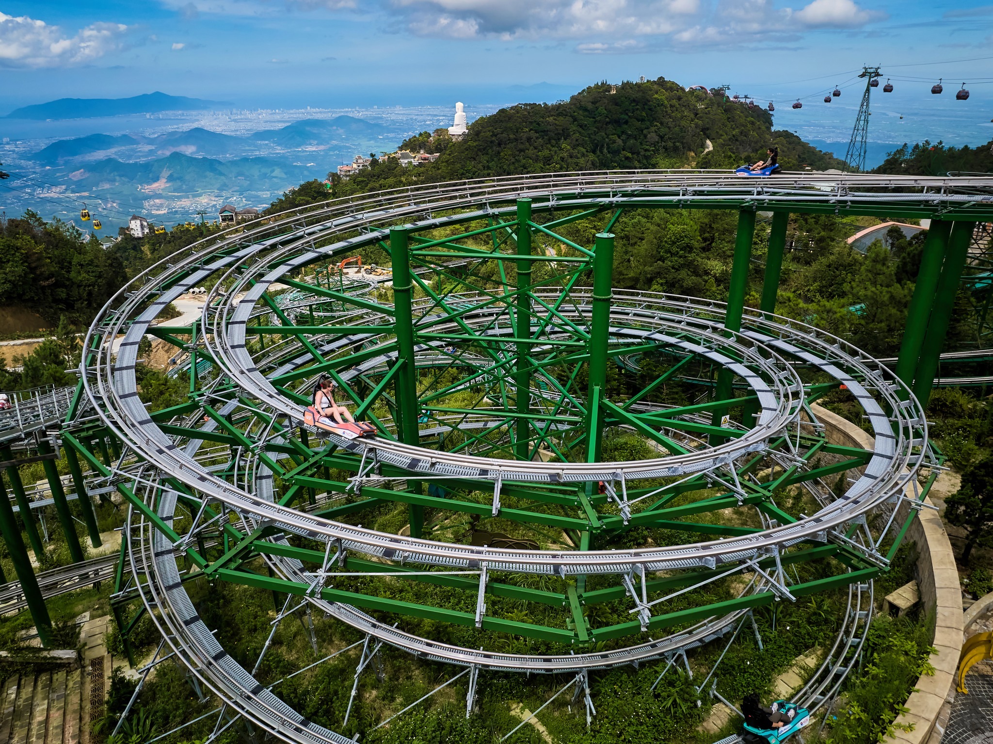 Máng trượt siêu tốc tại Bà Nà Hills chiều tối