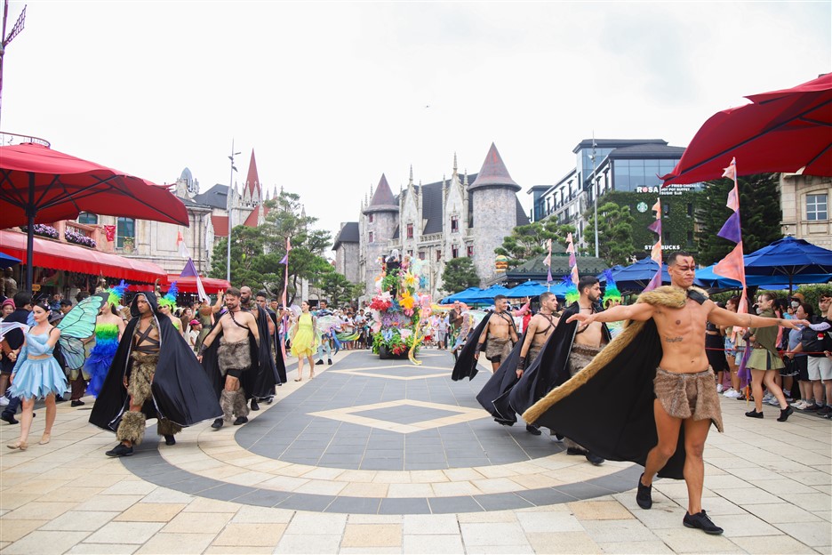 Du khách tham gia show diễu hành Sun World Bà Nà Hills