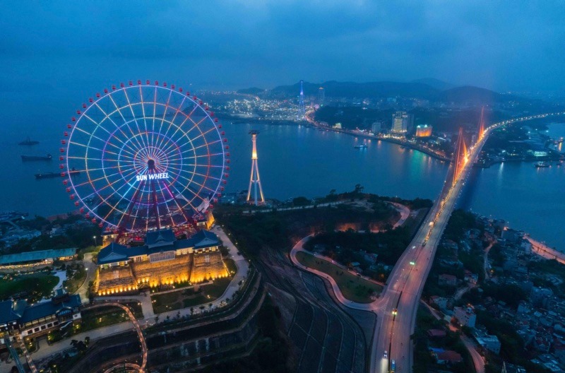 Vui chơi Sun World Hạ Long ngắm vòng quay mặt trời lung linh