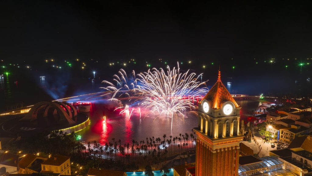 Show diễn nghệ thuật hoành tráng tại Sunset Town Phú Quốc