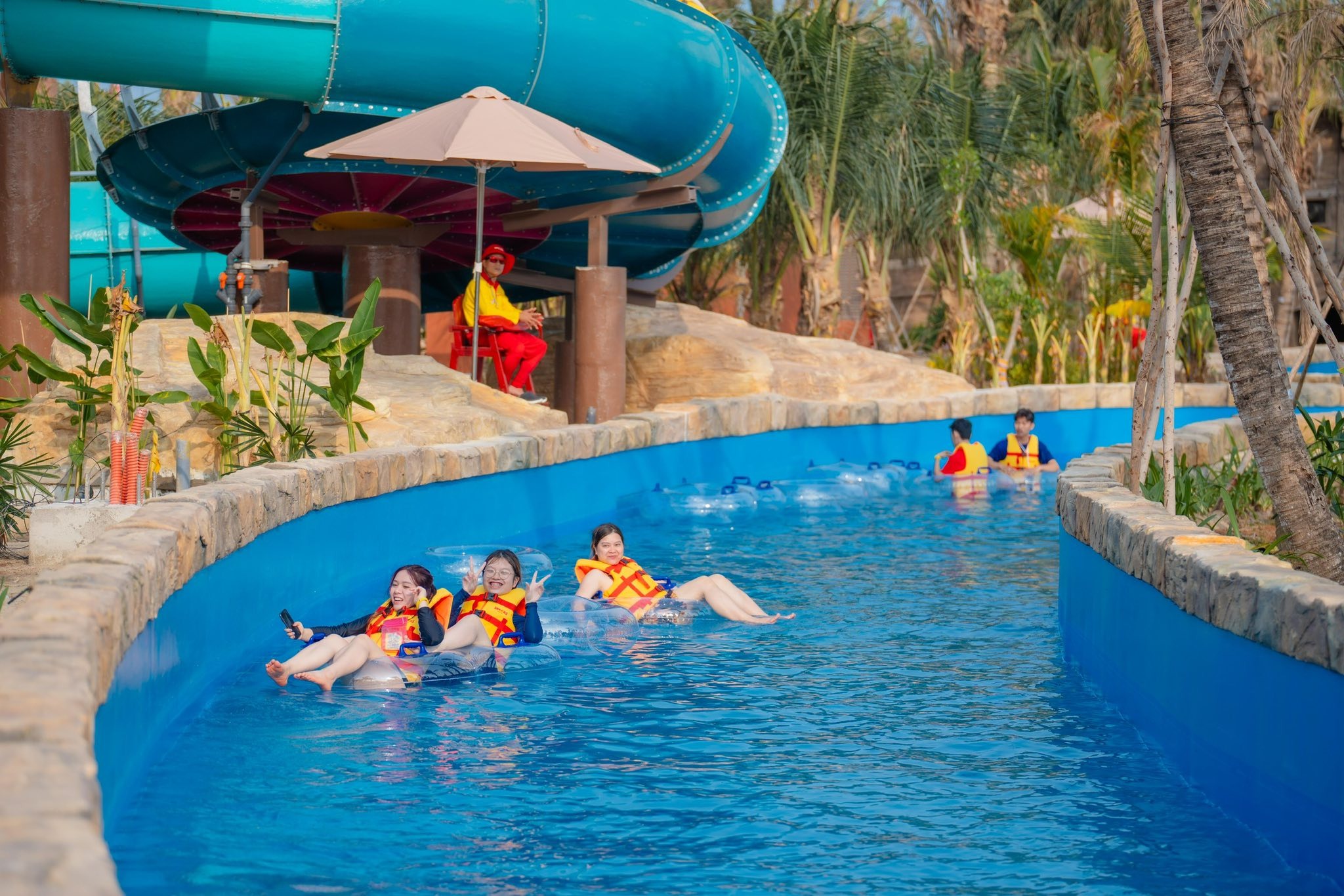 Dòng sông lười thư giãn tại Aqua Adventure