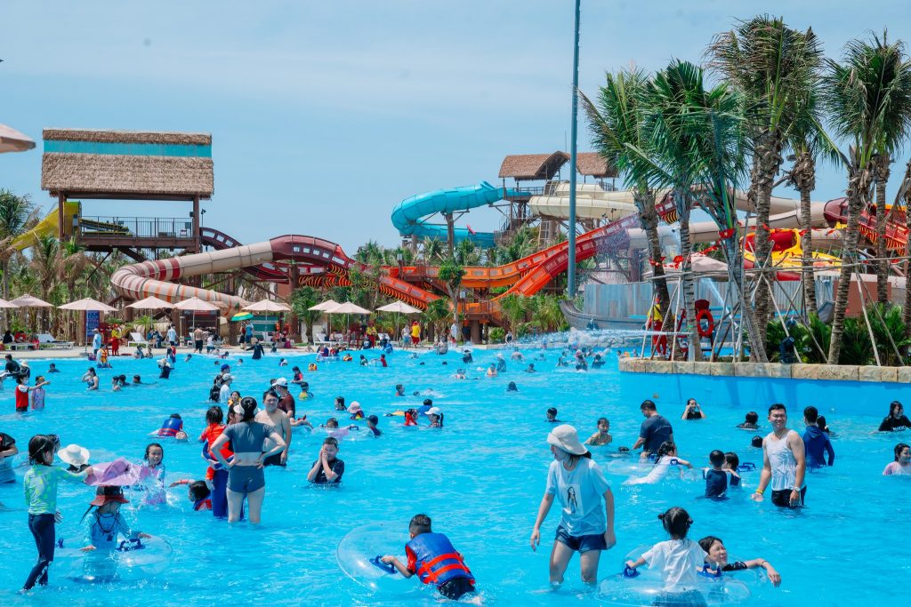 Du khách vui chơi sảng khoái tại công viên nước Sun World Vũng Tàu