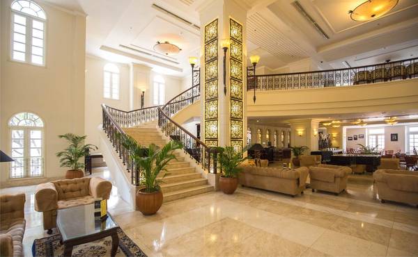 Ban công ngắm cảnh vịnh biển tại Sunrise Nha Trang Beach Hotel & Spa