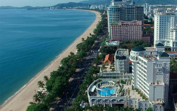 Khuôn viên sang trọng tại Sunrise Nha Trang Beach Hotel & Spa