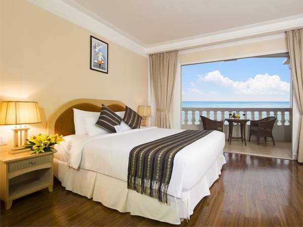 Hồ bơi phong cách La Mã tại Sunrise Nha Trang Beach Hotel & Spa