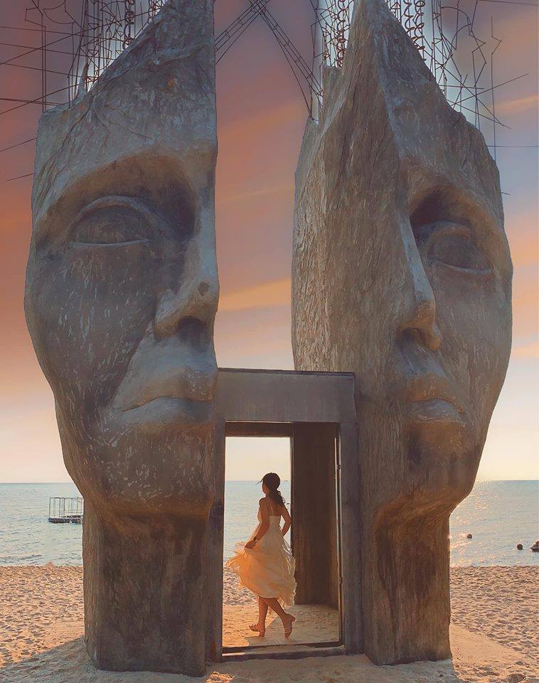 Cổng The Gate Keeper Sunset Sanato Phú Quốc