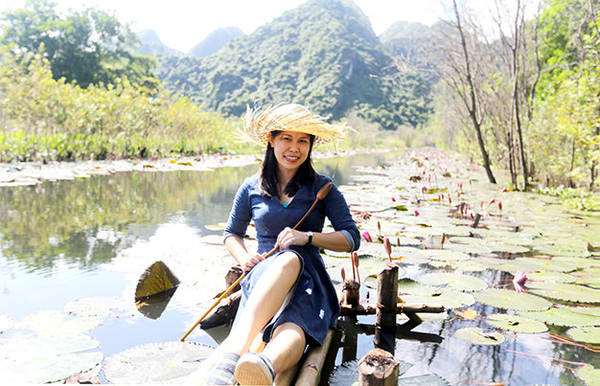 Du khách check-in lãng mạn trên thuyền đò