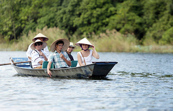 Thuyền đò đưa khách du lịch suối Yến ngắm hoa súng