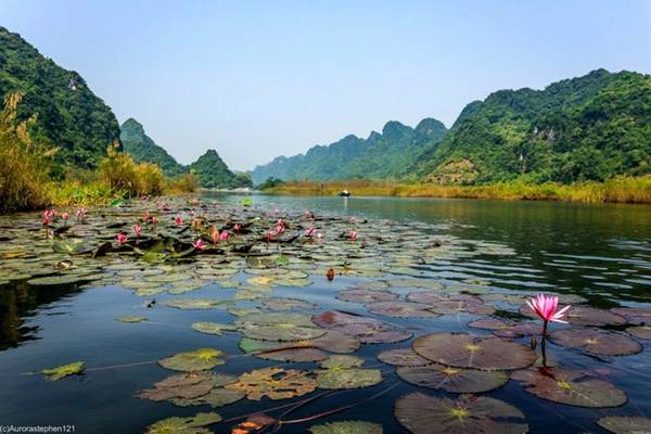 Suối Yến nằm trong khu di tích thắng cảnh chùa Hương ở xã Hương Sơn, huyện Mỹ Đức, Hà Nội. Từ trung tâm thủ đô, mất khoảng hai tiếng, du khách sẽ vượt qua quãng đường dài 65 km để đến nơi. Con suối chảy ra sông Đáy này còn mang tên Yến Vĩ, vì có hình dáng tựa như chiếc đuôi xòe rộng của một con chim yến.