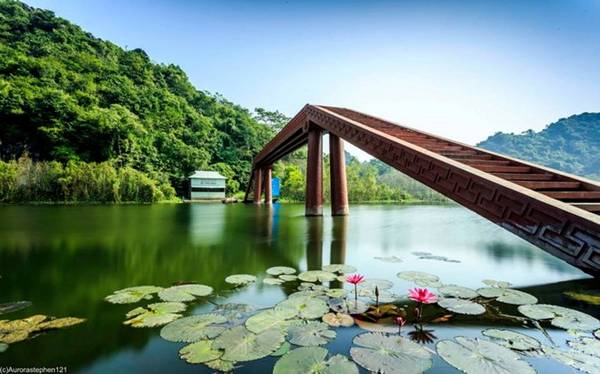 Dòng nước trong vắt, trôi êm ả, hiền hòa giữa núi đồi xanh ngắt. Tiết trời hơi se lạnh, bầu trời xanh trôi lững lờ những áng mây trắng, rớt rơi vài giọt nắng vàng. Có lẽ điểm cộng lớn nhất phải nói đến sự tĩnh lặng, yên bình tràn ngập không gian. Chính không khí mát mẻ thoải mái, không có cảnh chen lấn vội vã khiến du khách thấy dễ chịu và mê mẩn, thả hết tâm trí vào cảnh vật.