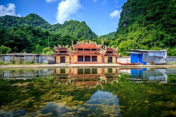 Đi thuyền vào những con lạch nhỏ dẫn vào chân núi, bạn sẽ khám phá được thêm nhiều phong cảnh hữu tình. Thêm nữa, hãy thử chạm tay vào làn nước, vào những cánh hoa mềm mịn, vào những chiếc lá non, bạn có cảm nhận như mùa thu vừa lướt qua kẽ tay?