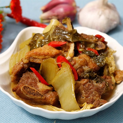 Món sườn non kho dưa cải hoàn chỉnh