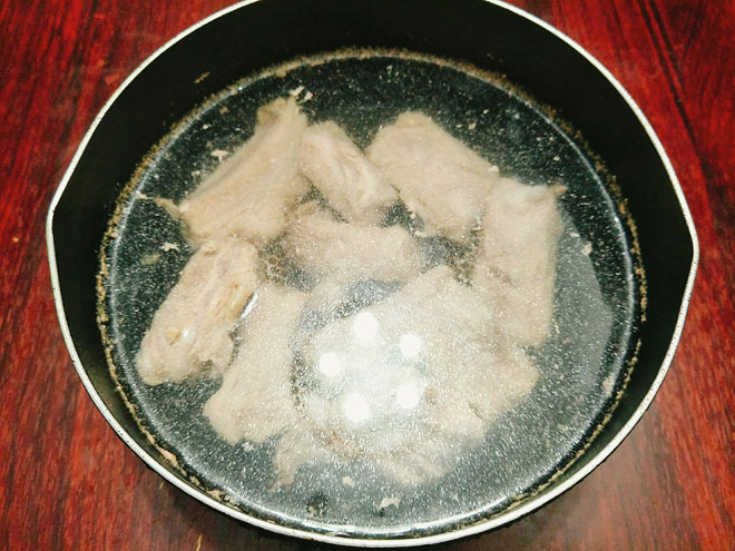 Sơ chế sườn non kho tiêu