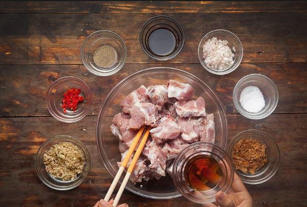 Ướp sườn non kho tiêu