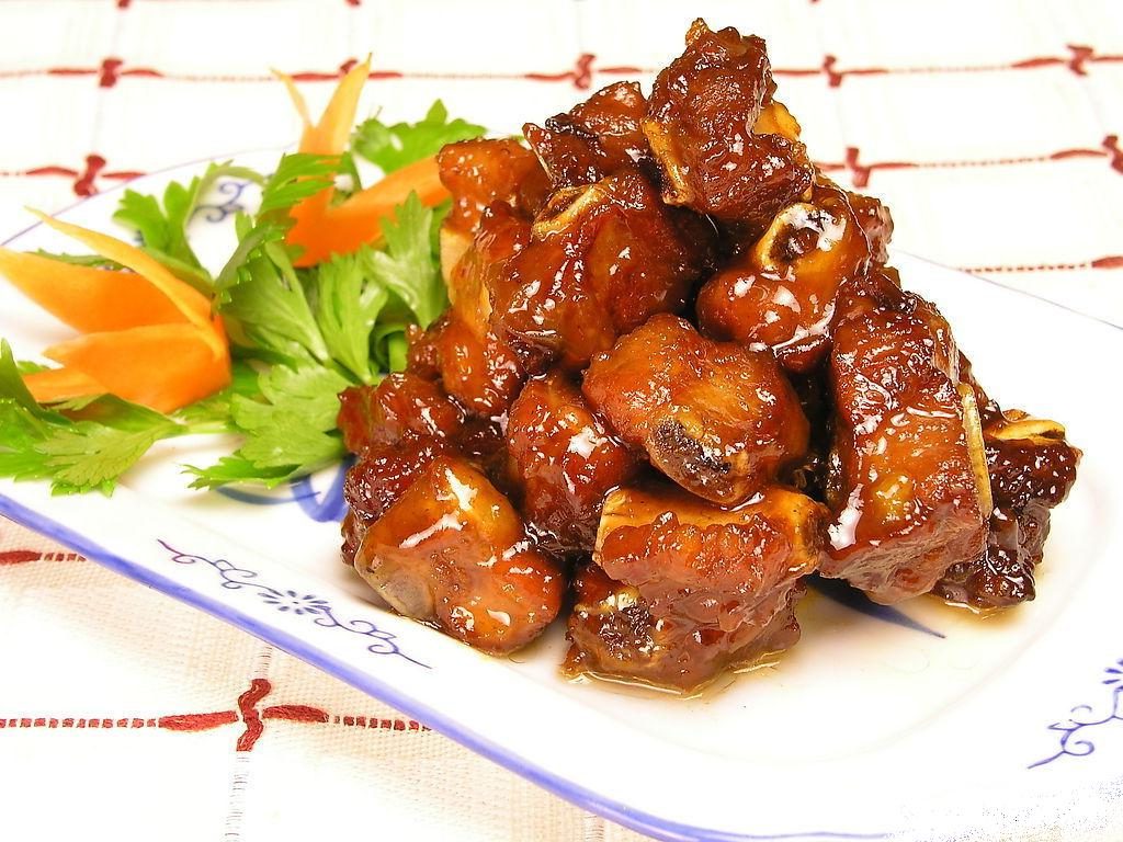 Chần sườn non kho tộ