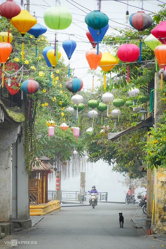 Sáng mờ sương trên đường Nguyễn Thái Học khi có đợt không khí lạnh tràn về những ngày tháng 3