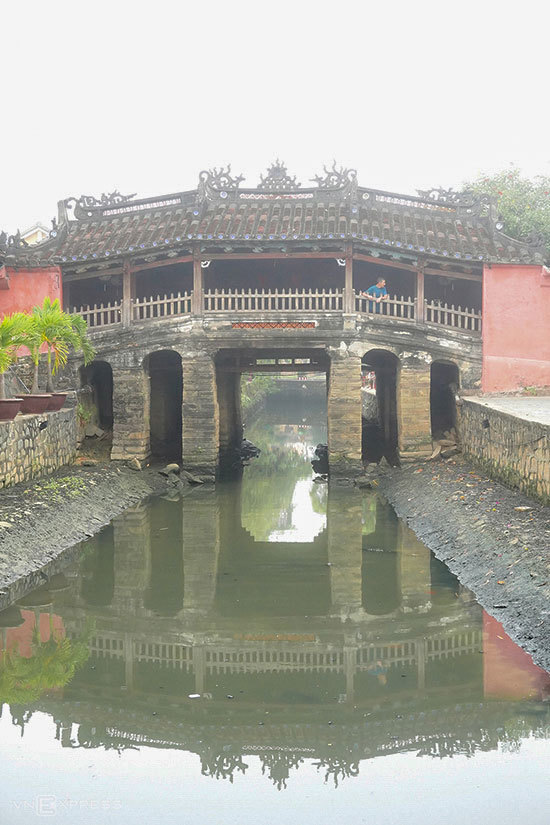Chùa Cầu mờ ảo trong màn sương sớm