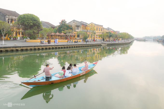 Con thuyền chở du khách tham quan trên sông Hoài dưới ánh nắng đầu ngày