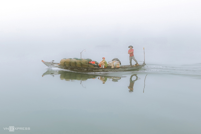 Một ghe chở ngư cụ trên mặt sông Thu Bồn.