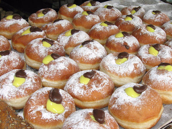 Sufganiyot nổi tiếng ở Israel như món bánh gừng đối với nước Mỹ. Nếu bạn đến đây trong một dịp lễ vào mùa đông, bạn không thể bỏ lỡ món bánh rán thơm bên trong có nhân kem và chocolate béo ngậy này.