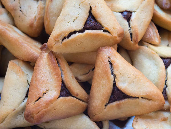 Một món ăn theo mùa được ưa thích nữa ở Israel là hamantashen. Chiếc bánh ngọt có hình tam giác, có thể sử dụng bất cứ loại nhân nào từ các loại hạt, trái cây cho đến caramen và cả phô mai.