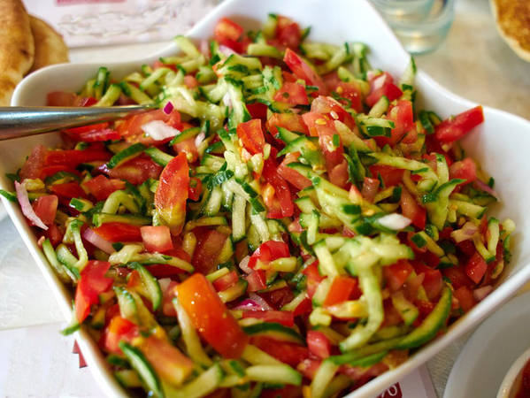 Tương tự như những phiên bản salad khác trên thế giới, món salad Israel chỉ đơn giản từ cà chua, dưa leo, nước cốt chanh và dầu oliu. Thế nhưng đã ai từng đến Israel đều không thể quên được vị tươi mát tuyệt vời của món ăn này.