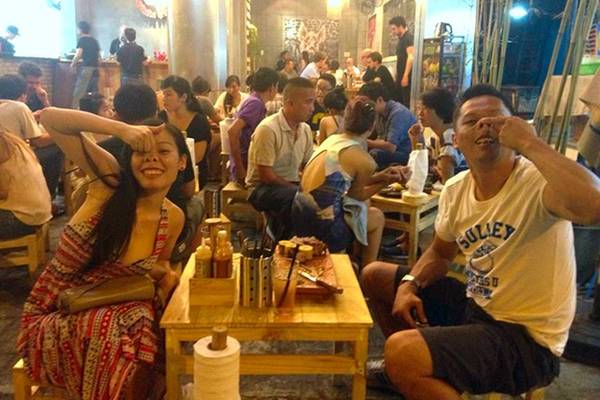 Không gian bình dân với sườn nướng khổng lồ tại Sài Gòn