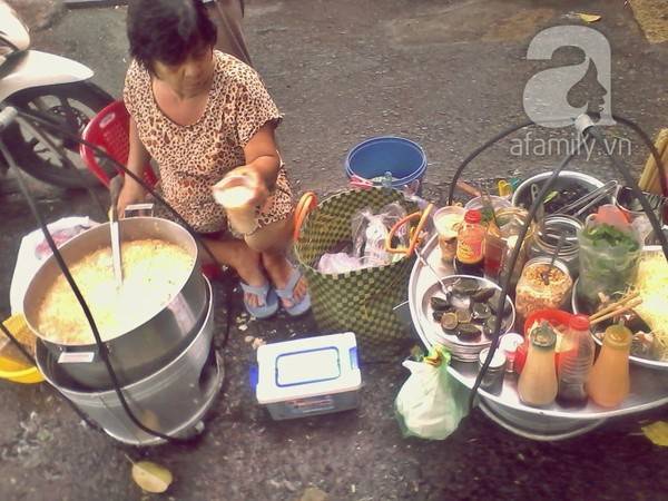Gánh súp cua nhà thờ Sài Gòn luôn tất bật