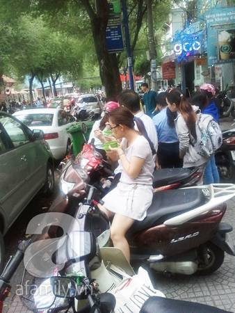 Khách ăn súp cua nhà thờ trên xe vào giờ cao điểm