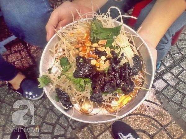 Gỏi khô bò ăn kèm súp cua nhà thờ