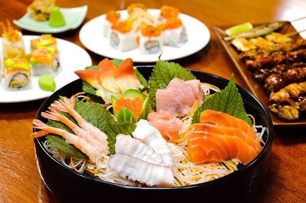 Sushi băng chuyền tại Kuru Kuru Sài Gòn