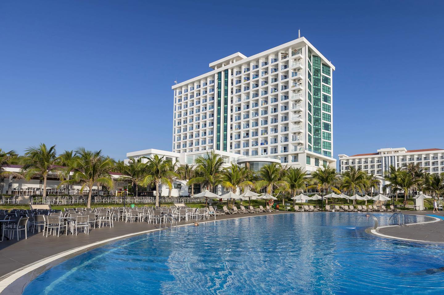 Hồ bơi ngoài trời tại Swandor Cam Ranh