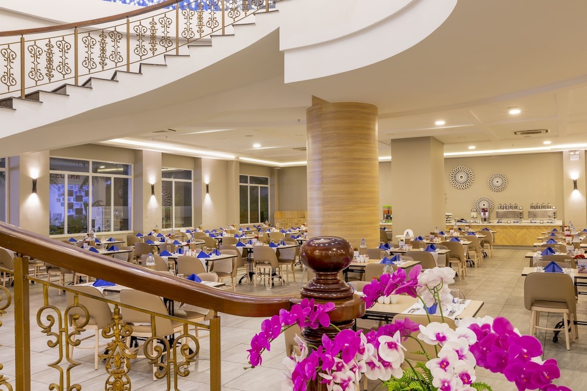 Quầy bar phục vụ cocktail tại Swandor Cam Ranh Hotels & Resorts