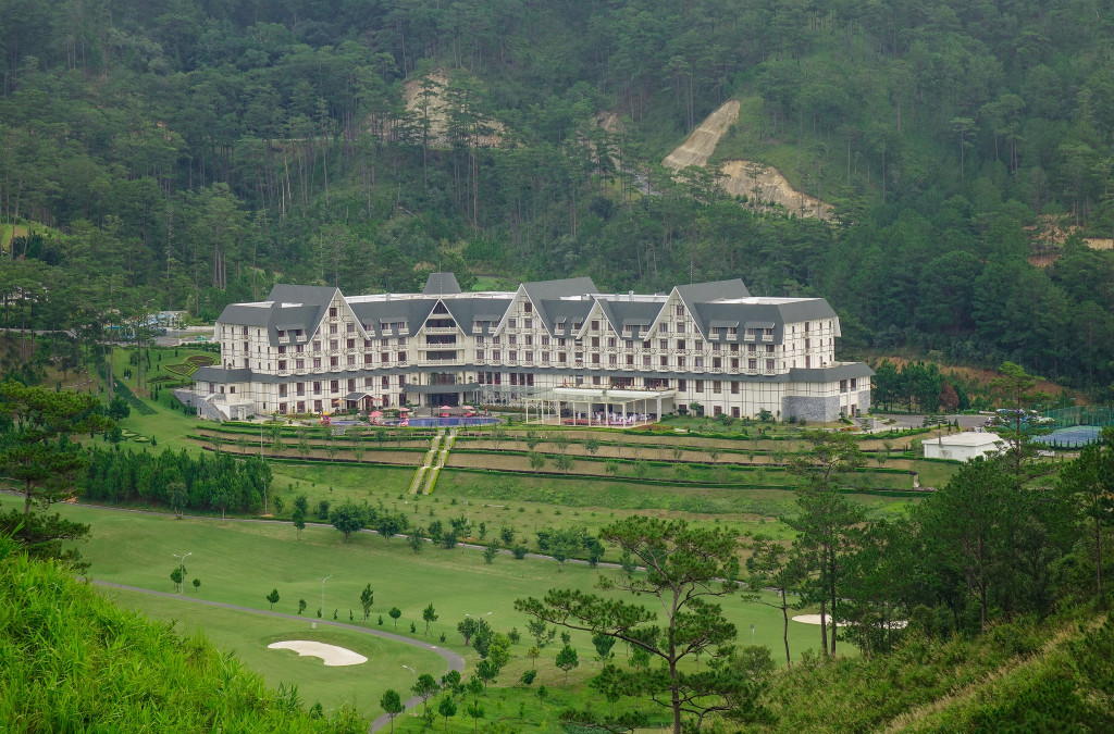 Swiss-Belresort Tuyền Lâm như tòa nhà lãng mạn giữa rừng núi Đà Lạt