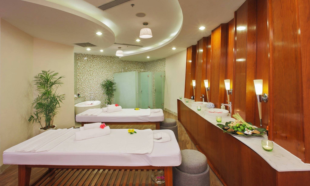 Không gian nhà hàng Swiss-Café phục vụ ẩm thực Âu Á